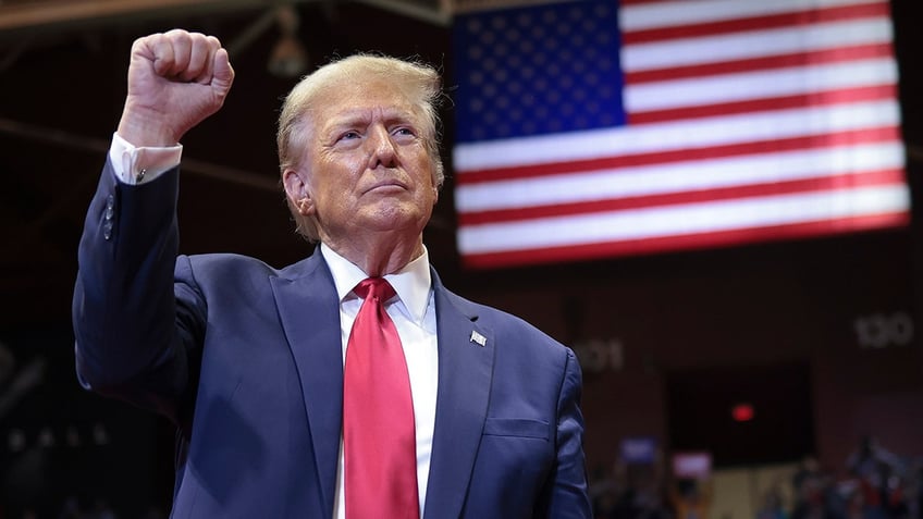 Trump pumps fist at South Carolina rally 