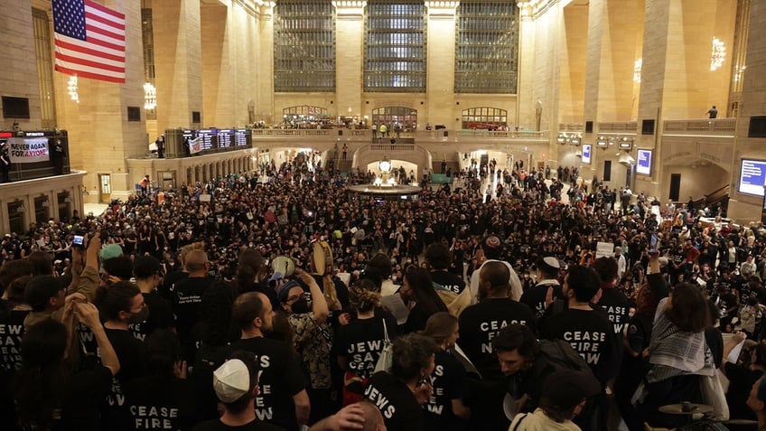 new yorks grand central terminal closes temporarily due to ceasefire rally