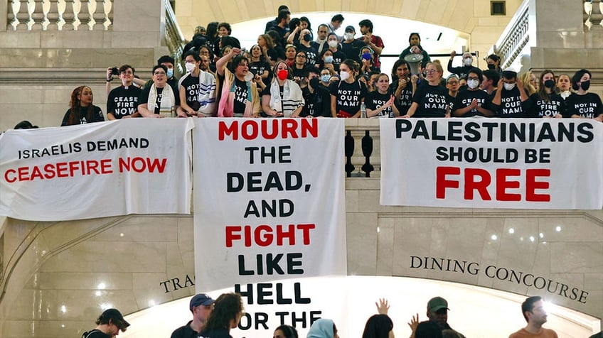 new yorks grand central terminal closes temporarily due to ceasefire rally