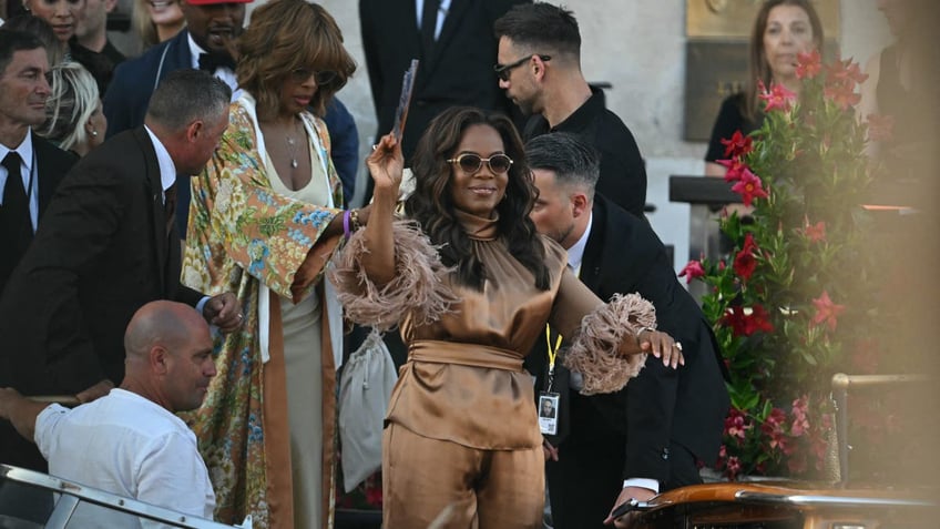 oprah winfrey waves as she and gayle king head to a party after jeff bezos and lauren sanchez's wedding