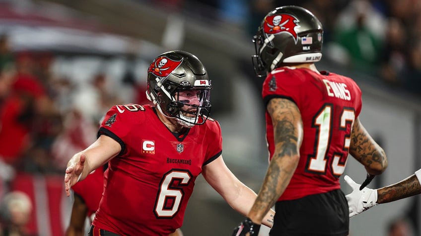 Baker Mayfield and Mike Evans celebrate