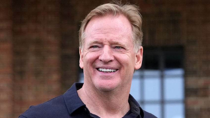 nfl commissioner roger goodell agrees to three year extension