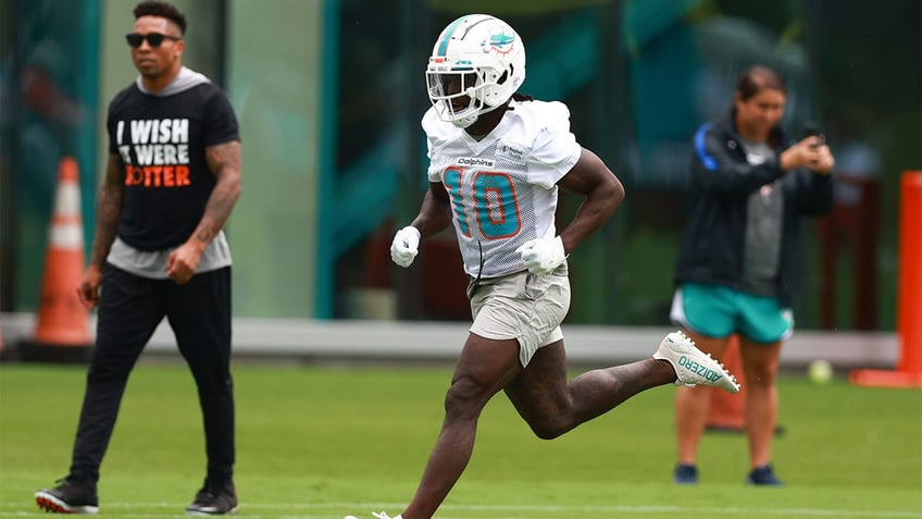 nfl decides not to punish dolphins tyreek hill for june marina incident