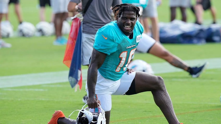 nfl decides not to punish dolphins tyreek hill for june marina incident