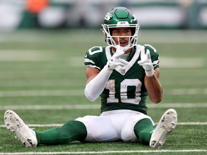 Allen Lazard (10) of the New York Jets celebrates a first down against the Denver Broncos