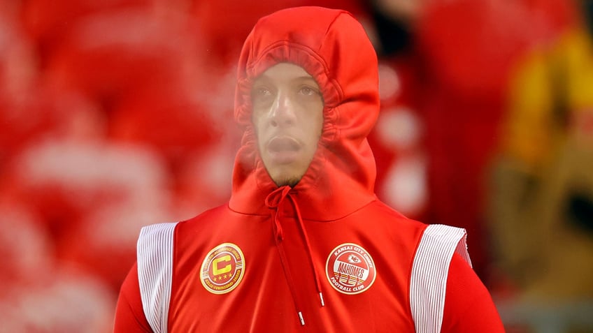 Patrick Mahomes bundles up