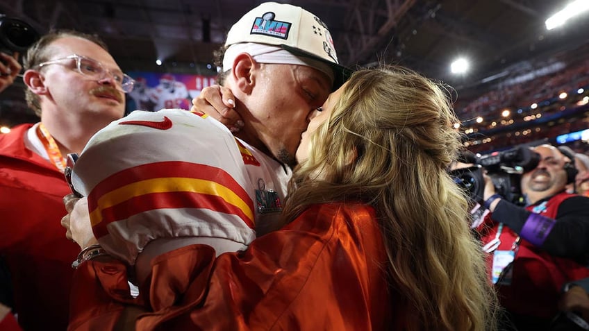 nfl fans sideswipe brittany mahomes as taylor swift appears at chiefs game