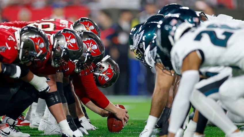 Buccaneers and Eagles line up before a snap