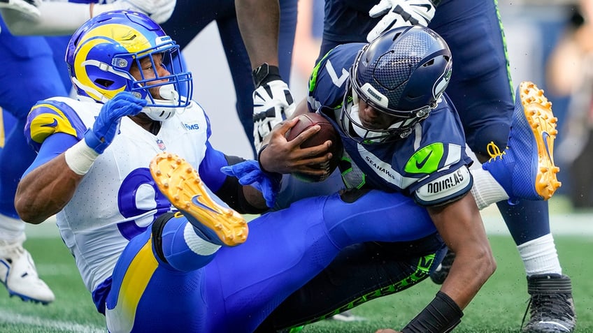 nfl fines rams aaron donald for hitting seahawks qb geno smith during oh my god moment report