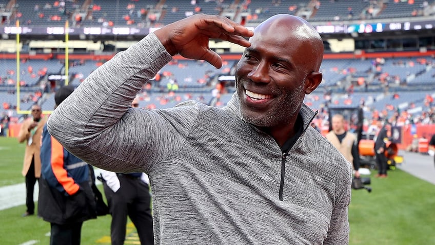 Terrell Davis salutes