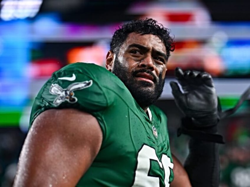 PHILADELPHIA, PA - NOVEMBER 26: Philadelphia Eagles Offensive Tackle Jordan Mailata (68) r