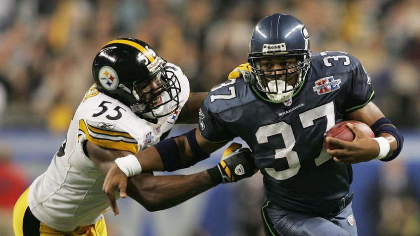 Shaun Alexander runs bowl against Steelers in Super Bowl