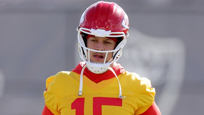 Patrick Mahomes practices