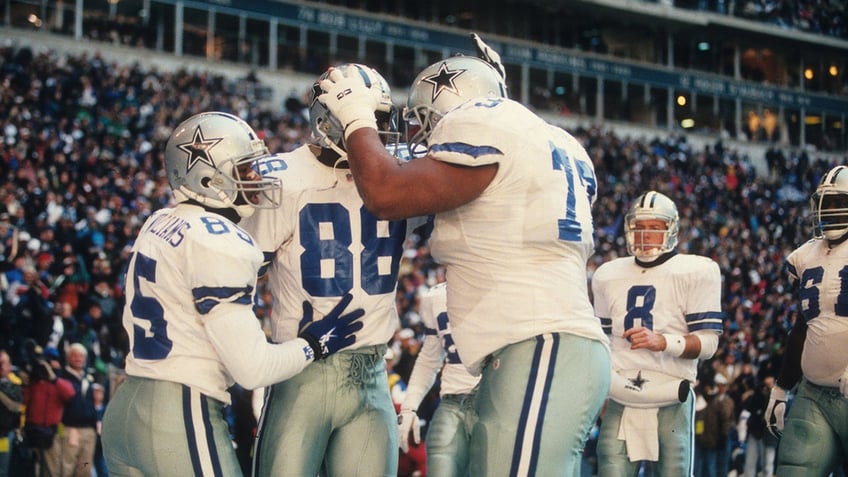 Larry Allen with his teammates