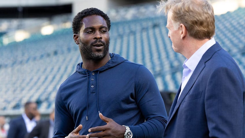 Michael Vick speaks to Roger Goodell