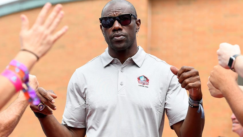 nfl legend terrell owens hit by car after basketball game in california police say