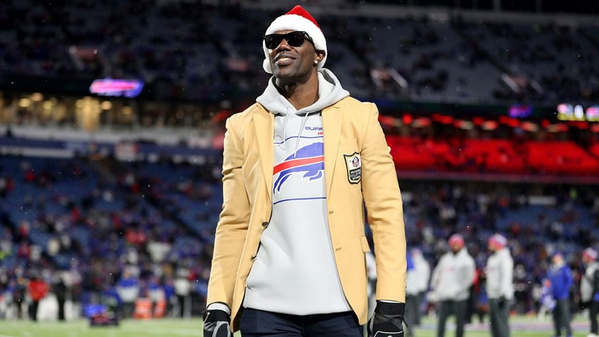 nfl legend terrell owens hit by car after basketball game in california police say