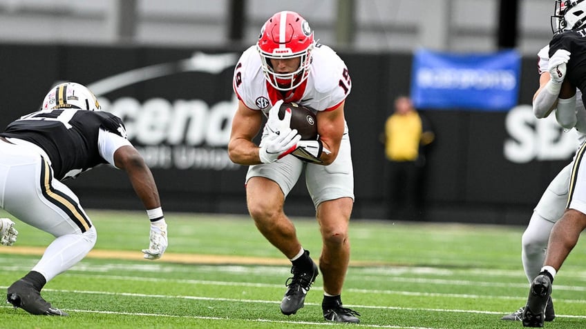 nfl prospect brock bowers suffers injury scare in first half of top ranked georgias game against vanderbilt