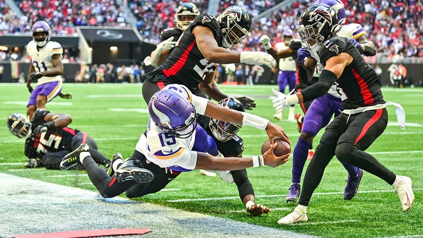 nfl quarterback goes viral with wild airport routine you can use to get to the gate in minutes