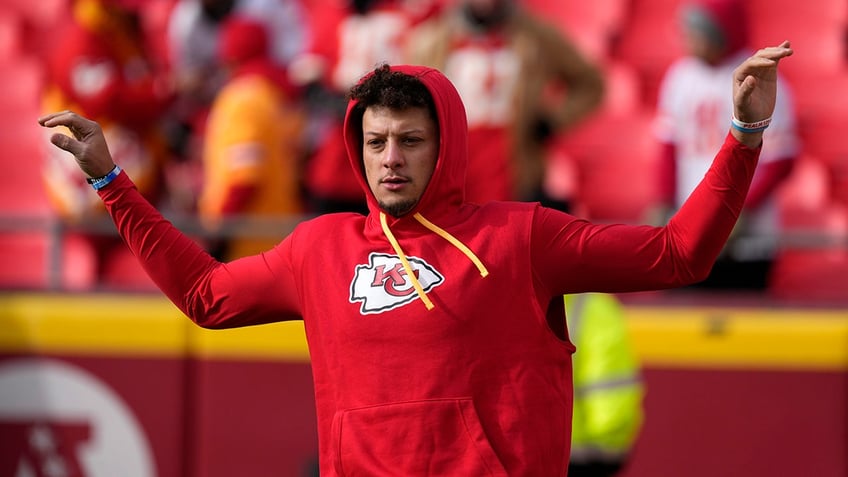 Patrick Mahomes gets ready