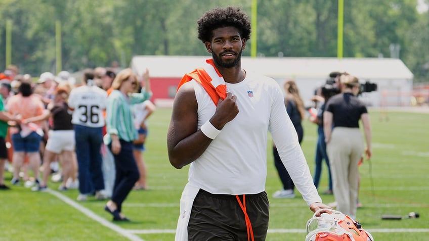 Shedeur Sanders walks off the field