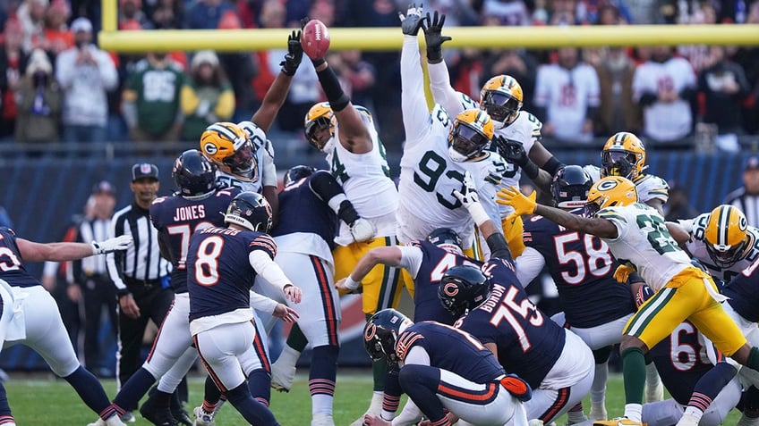 Karl Brooks blocks field goal