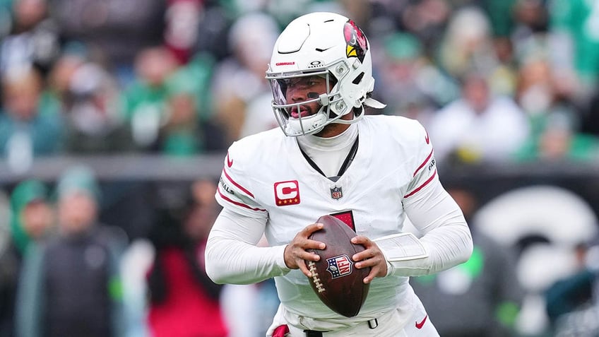 Kyler Murray looks to pass during a Cardinals game