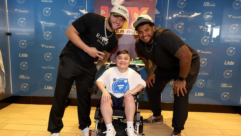 Cam Skattebo and Tristan Wirfs with Make-A-Wish kid