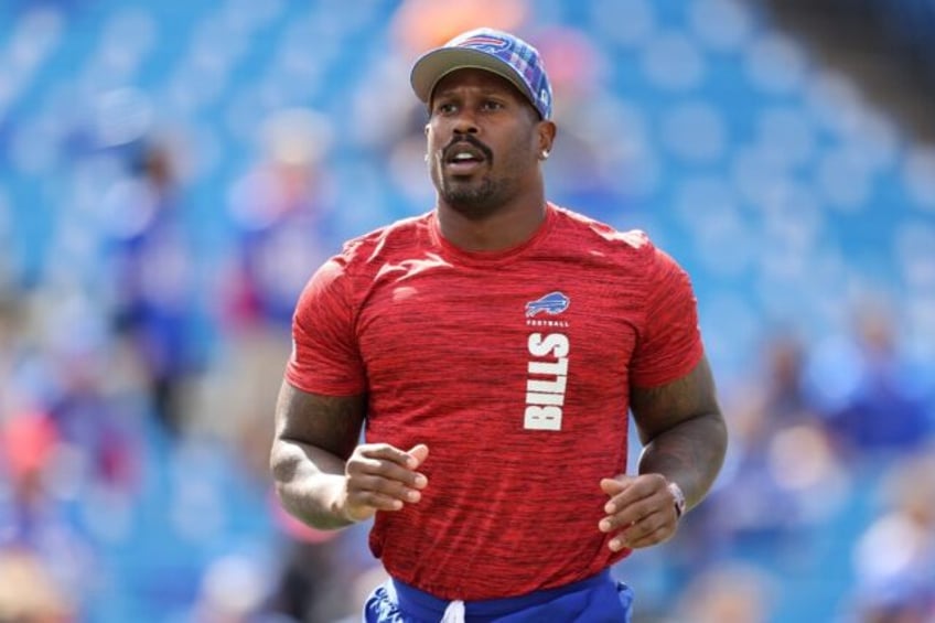 Buffalo Bills linebacker Von Miller warms-up before an NFL game against the Arizona Cardin