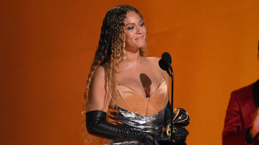 Beyoncé accepts award