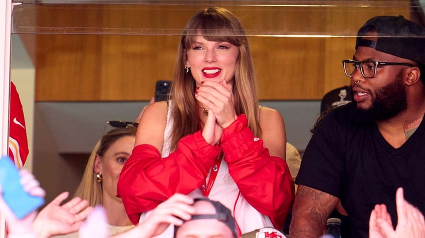 nfl week 3 review in photos taylor swift watches the chiefs 49ers big day and more