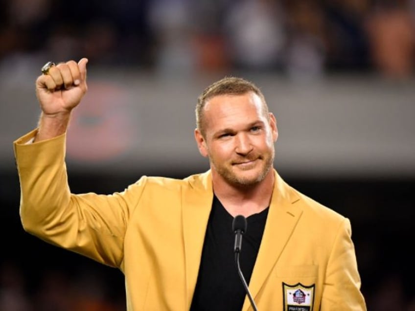 Brian Urlacher salutes