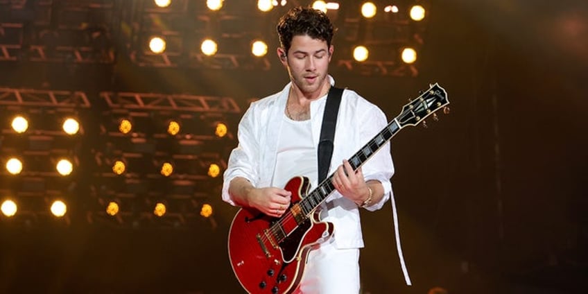 nick jonas falls into a hole while performing at jonas brothers concert