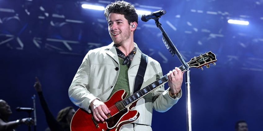 nick jonas falls into a hole while performing at jonas brothers concert