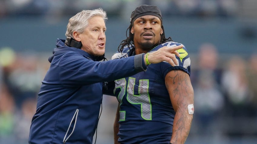 Pete Carroll talks to Marshawn Lynch