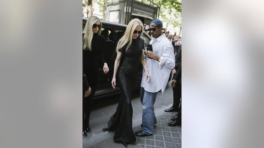 sunday rose and mom nicole kidman exiting their suv at fashion show