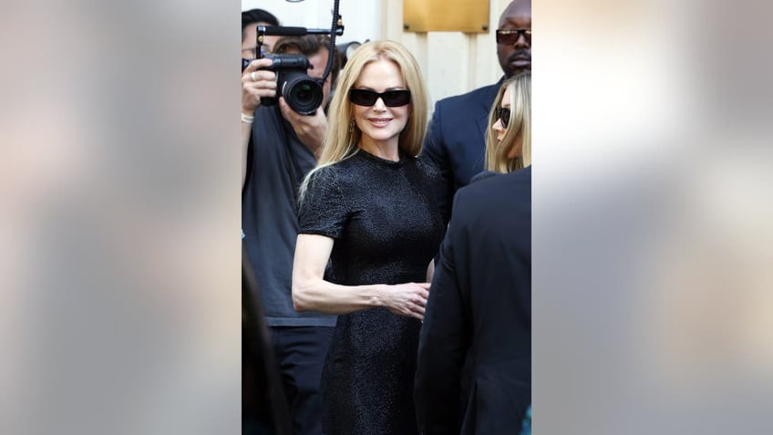 nicole kidman smiling at fashion show