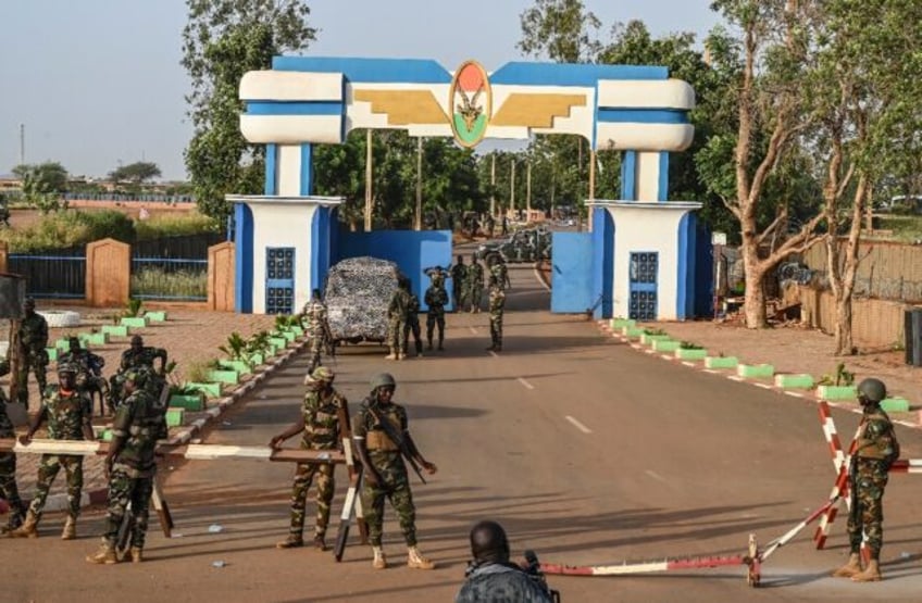 niger begins three day national mourning for killed soldiers