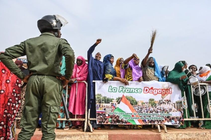 niger military accuses france of deploying forces with eye to intervention