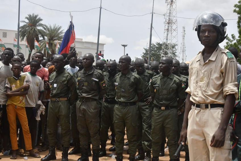 niger pro coup protesters carrying russian flags attack french embassy