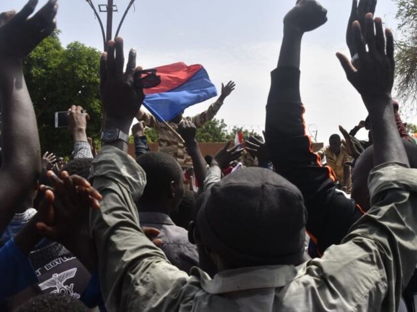 niger pro coup protesters carrying russian flags attack french embassy