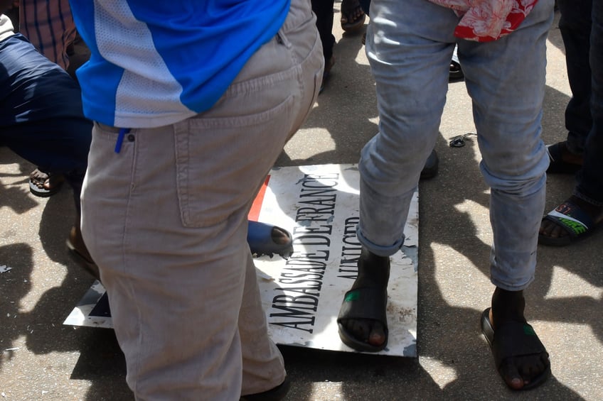 niger pro coup protesters carrying russian flags attack french embassy