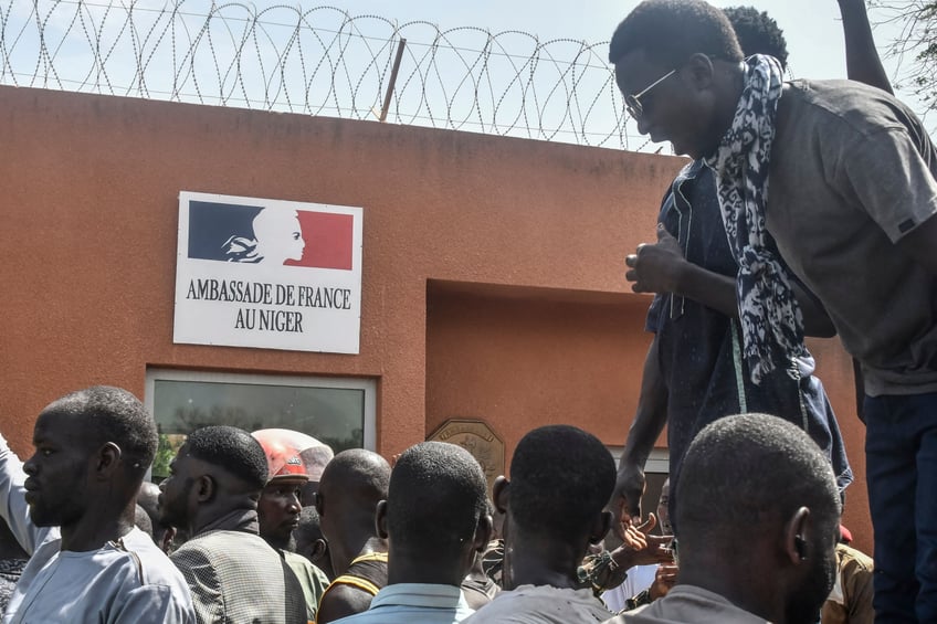 niger pro coup protesters carrying russian flags attack french embassy