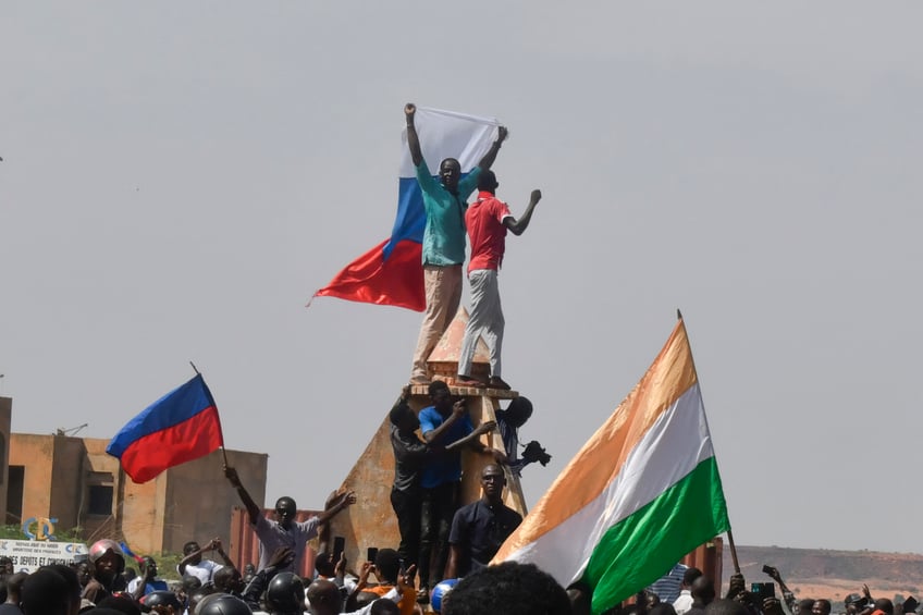 niger pro coup protesters carrying russian flags attack french embassy