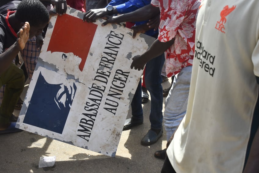 niger pro coup protesters carrying russian flags attack french embassy