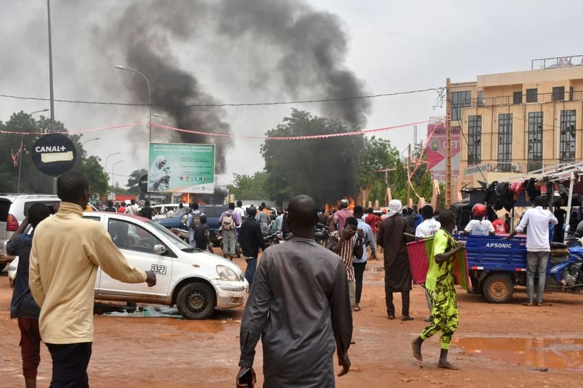 niger soldiers seize airwaves claim to stage coup on national tv