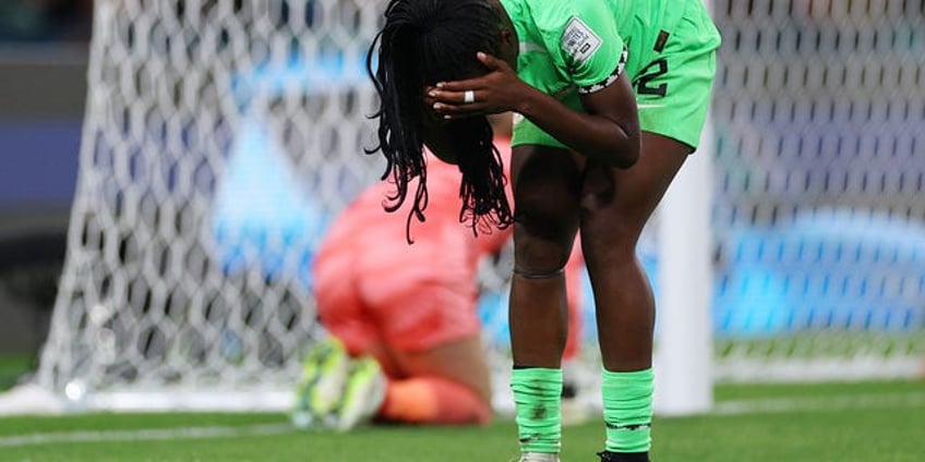 nigerias michelle alozie has classy reaction after englands lauren james steps on her