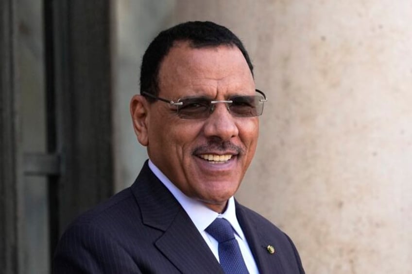 nigers coup leaders say they will prosecute deposed president mohamed bazoum for high treason