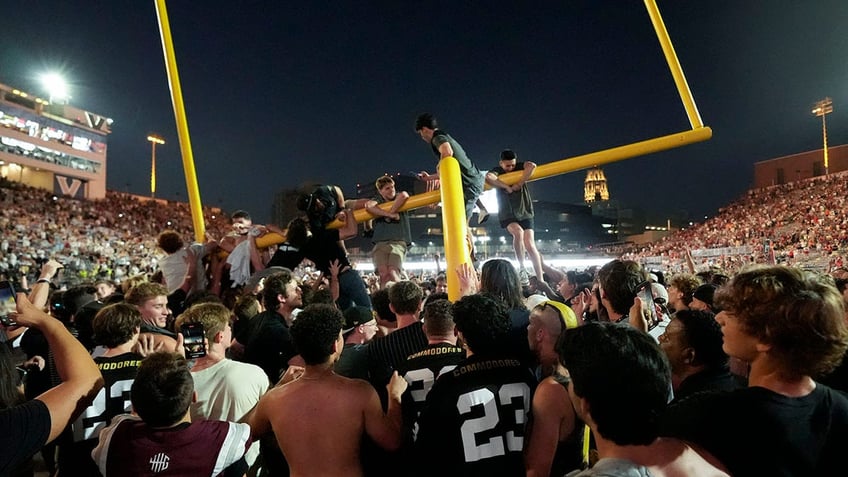 Vanderbilt knocks down a field goal post