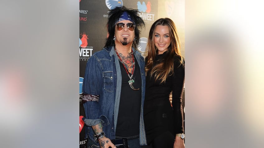 nikki sixx courtney sixx smiling in 2011 on red carpet